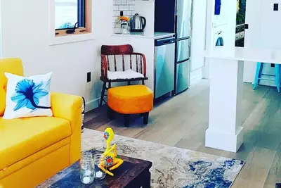 Image de A natural modern Oasis awaits! \nPrivate patio and balcony! \nA unique gem! \n