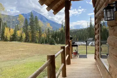 Image de Field of Dreams, the brand new log cabin retreat w/ spectacular mountains views!