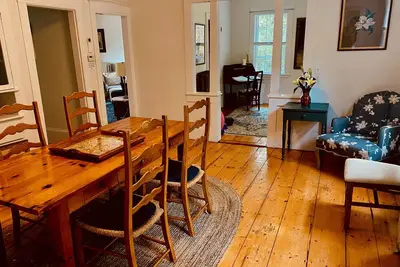Image de Cozy & Elegant Winter Rental - Private First Floor Unit