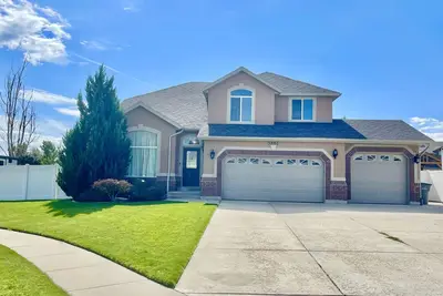 Image de Beautiful home, completely update, 6 bedrooms, 3. 5 bathrooms and much more…