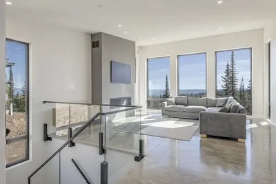 Image de Brand new home with king bed, double garage, media room and amazing views