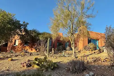Image de Charming Adobe Casita! Large lot in upscale quiet neighborhood. Str 15734641