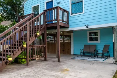 Image de Kemah Getaway-Whole House with Private Fenced Backyard