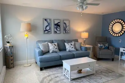 Image de 3 Minute walk to beautiful Ami beach! Old Florida Charm with a Modern Flair!