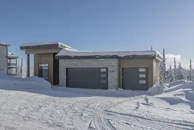 Image de Brand new house with private hot tub, garage, laundry, gear room and suite