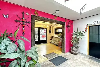 Image de 7 Bedrooms•9 Beds• 3 Kitchens•Rooftop Lounge