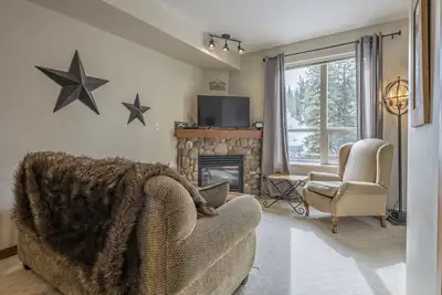 Image de Ski right from your door in this bright, ground level condo at Creekside