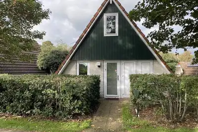 Image de Heerlijk Vakantiehuis aan de Vijver met Whirlpool en Open Haard! Huisdier Welkom