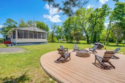 Image de Waterfront Rock Point Vacation Rental w/ Sunroom!