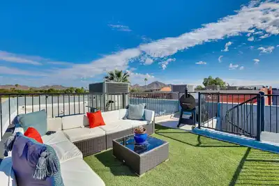 Rooftop Patio, Skyline Views: Phoenix Townhome!