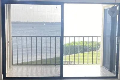 Image de Tranquil waterfront patio for coffee/cocktails and dolphin visits.