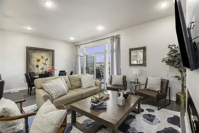 Midtown Luxury with Elevator & Views near Unmc