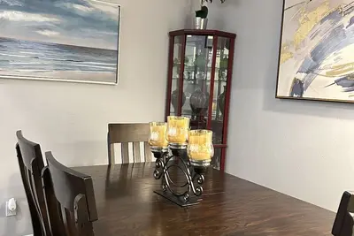 Image de Fantastic Modern Townhome Close to Downtown, Shopping and Dining!