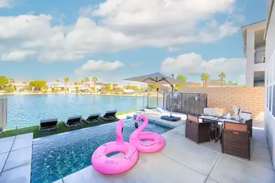 Image de Unique Private Lakeshore, Infinity Pool, Game Room