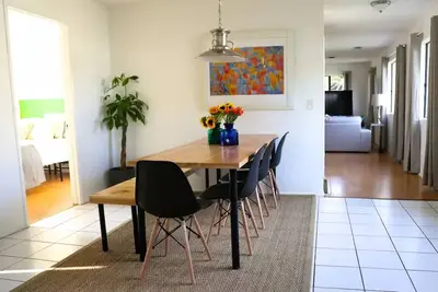 Image de 4br/2ba Private Guest Apt W/ large outside space 6 miles to beach Culver City