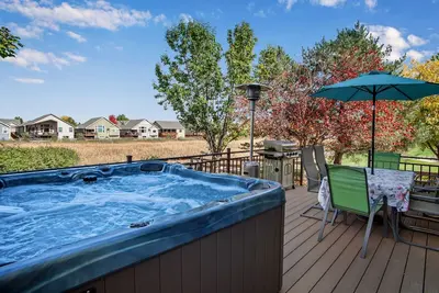 Image de Luxury Home with hot tub. Elderly and Kid Friendly!
