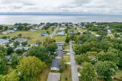 Image de Roughly a block from the beach and a mile from downtown!