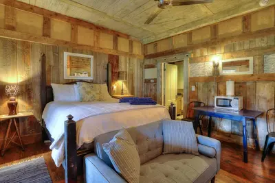 Image de The Farmhouse Cupsuptic- Cozy studio unit with in-floor heat and great little kitchen & bath