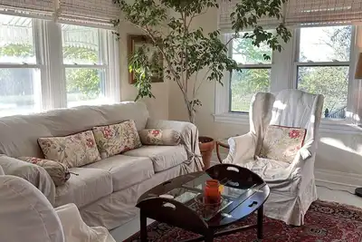 Image de T\n A tranquil farmhouse getaway only 12 minutes away from the Ou campus. . \n