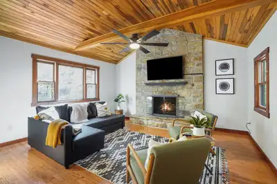 Image de White Oak Woods-Hot-tub-Fire Pit-Grill-3 Season Patio-Corn Hole-Solo Stove