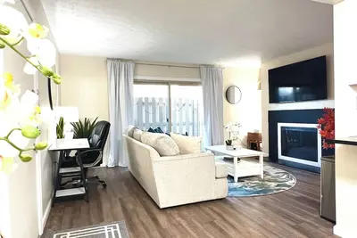 Image de Executive Condo: King primary en-suite! A part of the Uptown Collective Suites