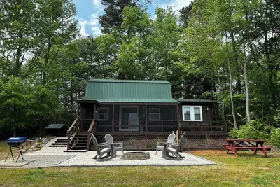 Image de Cozy cabin on 16. 5 acres with a stocked fishing pond. Close to Charlotte.