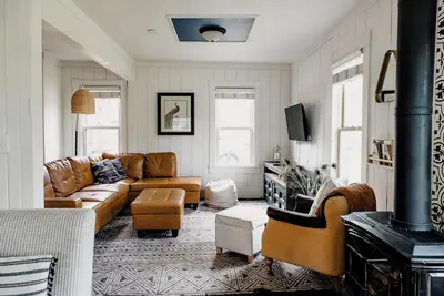 Image de Cabin Retreat, Fireplace, Eco-friendly Amenities