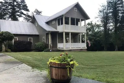 Image de Craftsman style family gathering home close to Guntersville