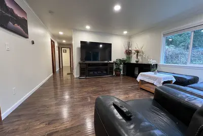 Image de House on 1. 5 acre land - Rare find. Private, nice and quiet. Renovated 08/2023