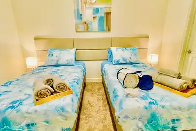 Image de Spacious 4-Bed, 2. 5 Bath New House - Sleeps 11, Minutes from Shopping Market