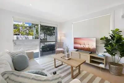 Image de Ground Floor 2-Bed Mermaid Beach Pad with Parking