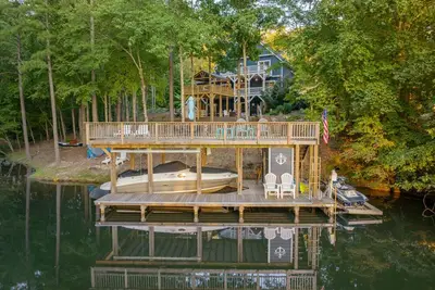 Image de Lakefront Home w/ Pool, Lazy River, Dock, Firepit, Kayaks, Games, Pool Table