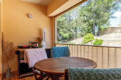 Image de Studio ' Sanary' avec piscine partagée, terrasse partagée et balcon