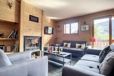 Image de Chalet rénové avec jacuzzi, cheminée et terrasse à Méribel