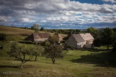 A beautiful winemaker lodge surrounded by the Domaine de Cromey vineyard