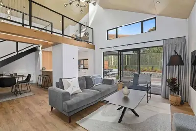 Image de Serenity on Sophia | Executive Living + Spa Pool