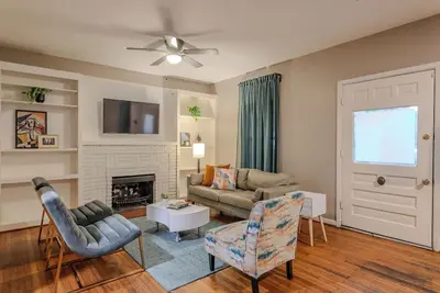 Image de The Hera! Luxury Mansion in Montrose w/ Pool 4br+1