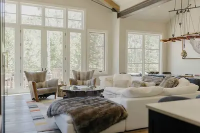 Image de Spectacular Architecture by InvitedHome | Gourmet Kitchen, Sauna, Ski-Out