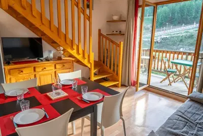 Image de 200m du centre station, 2ème étage, vue pistes de ski, piscine, balcon, télévision, casier à ski