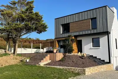 Image de Maison en bord de mer rénovée, à 5 minutes de la plage.
