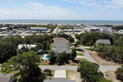 Image de 2 Family Ocean Vibes -Dog Friendly -Walk to beach -stores -restaurants-ice cream