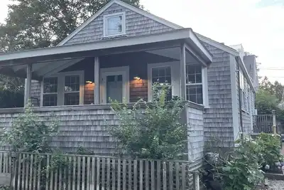 Image de Charming Bungalow in Nantucket's Downtown Historic District