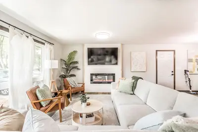 Image de Cozy Modern Spa ~ Family Fun meets Serene Luxury
