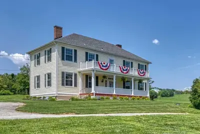 Image de Historic Farmhouse Retreat w\/ flower farm & chickens in Baltimore suburbs!