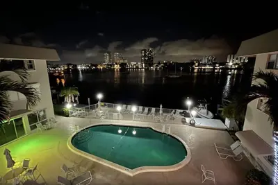 Image de A Wonderful 55 Year and Older Condominium on Crystal Lake & Intracoasta for two!