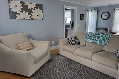 Image de 2 story cozy home. Walk to downtown Bangor and Brewer. Safe quiet neighborhood\n