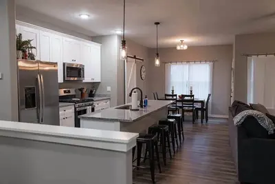 Image de Spacious 3 bedroom condo with King Master Suite in Sycamore