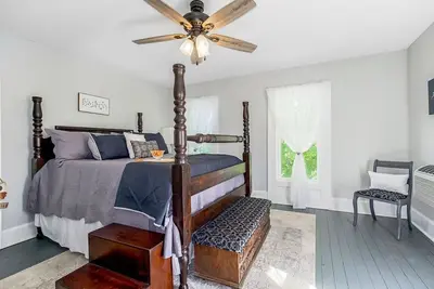 Image de Upper Level of Beautiful Historic Home.
