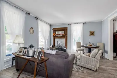 Image de Main Level of Beautiful Historic Home.