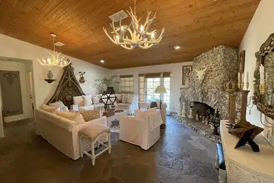Image de Stay Palm and Carry on! \nPool, Hot tub, and Firepit \n30-day minimum stay.